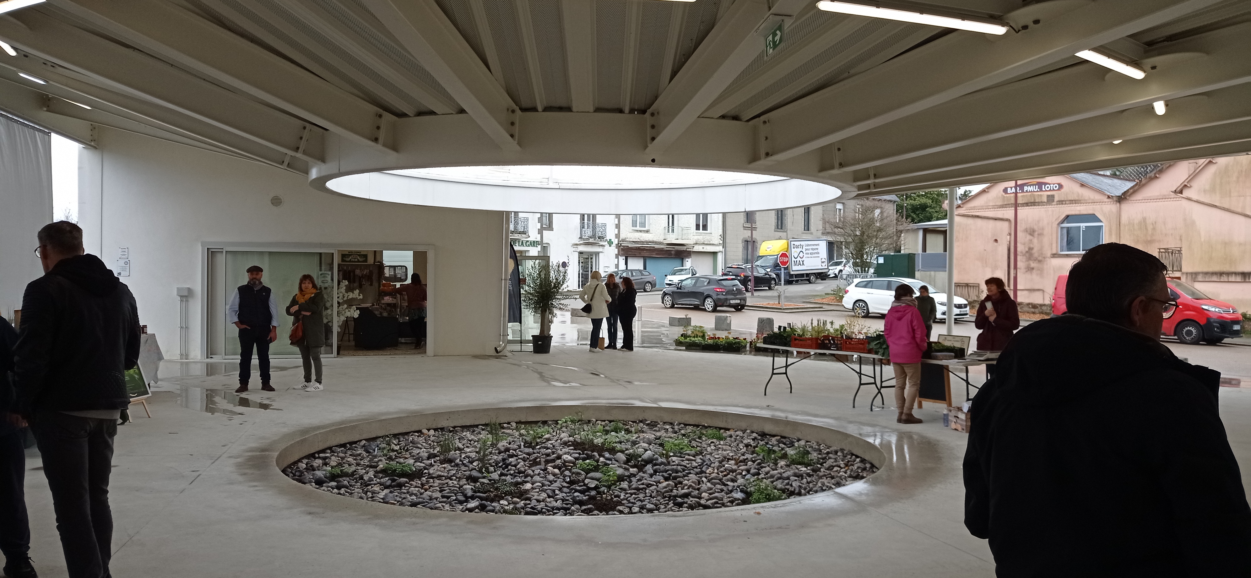 Visuel 1 de l'annonce : A LOUER - Cellule commerciale - Halle-marché de Pont-de-Buis lès Quimerc'h